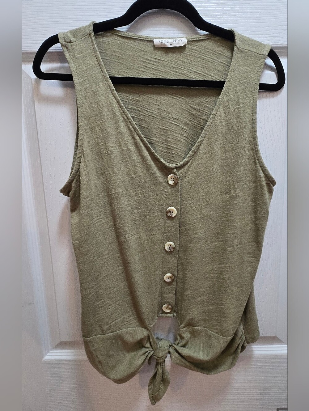 78 & Sunny Olive Green Sleeveless Button-Front Tie-Hem Top, Medium